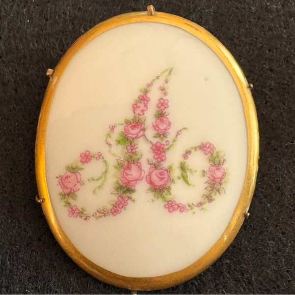 Victorian Style Gilded Porcelain Brooch with Floral Initial - Picture 3 of 8